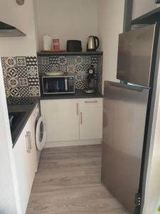 LES TERRASSES DE LA BARONNIE Appartement climatisé avec 1 chambre et piscine ouverte de fin Mai à mi Septembre Parking securisé avec accroches vélo disponible du 1er Avril au 30 Septembre sans supplement