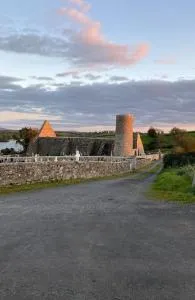 The Lodge-Cozy and serene home - Killashandra