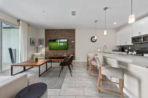 Comfy Townhome 8 Min to Disney STL120