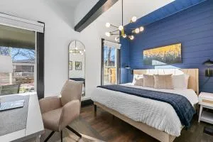 Old Town Retreat with Hot Tub - Steps from CSU! - Laporte