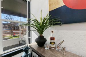 Old Town Retreat with Hot Tub - Steps from CSU!