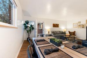 Couples Getaway - Dog Friendly, Bike to Old Town!