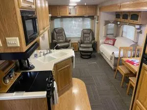 Betsie -35Ft RV Camper in Woods -Firepit & Hot Tub - Beulah