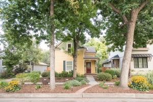 Cozy Victorian Cottage in the Heart of Old Town!