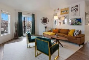 Pine Street Loft - Just steps from Old Town Square! - Buckingham