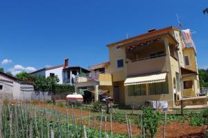 Ferienwohnung in Fažana mit Garten und Grill