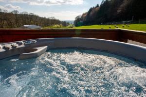 Bothy Cabin -Log cabin in wales - with hot tub