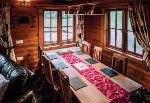 Bothy Cabin -Log cabin in wales - with hot tub