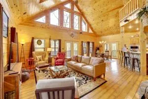 Spacious and Secluded Cabin 25 Mi to Bentonville! - Noel