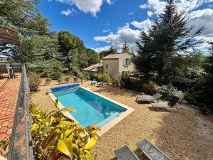 Maison avec piscine chauffée, centre village