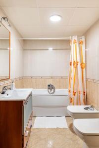 Amplio piso con 4 habitaciones para disfrutar de Málaga con parking gratuito