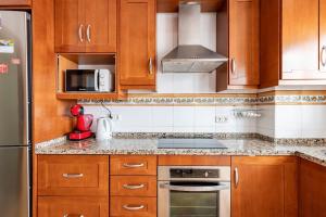 Amplio piso con 4 habitaciones para disfrutar de Málaga con parking gratuito