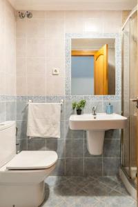 Amplio piso con 4 habitaciones para disfrutar de Málaga con parking gratuito