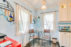 Pet-Friendly Galveston Bungalow, half Mi to Beach!