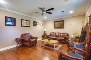 Homey Greenwood Getaway with Patio and Backyard - كلاركسديل
