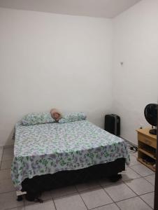 Quarto simples e organizado.