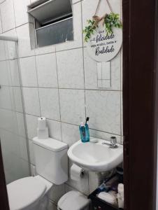 Quarto simples e organizado.