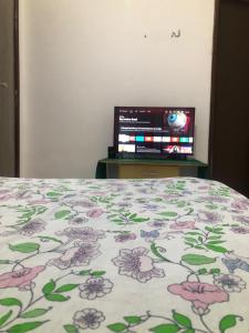 Quarto simples e organizado.