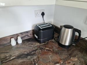 Detached Flat in Leeds, Free WIFI and parking, Pool table, 75 inch tv, Netflix