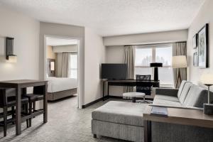One-Bedroom King Suite with Sofa Bed and Adapted Tub - Mobility and Hearing Accessible room in Residence Inn by Marriott Davenport