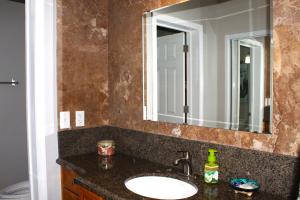 Whale Hill Escape - Beach Views and Walk to Mannys