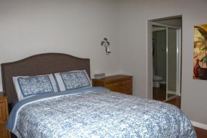 Whale Hill Escape - Beach Views and Walk to Mannys