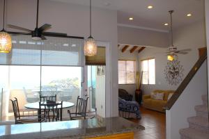 Whale Hill Escape - Beach Views and Walk to Mannys