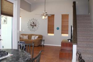 Whale Hill Escape - Beach Views and Walk to Mannys