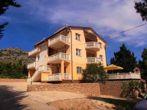 Charmantes Appartement in Starigrad mit Möbliertem Balkon