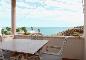 Whale Hill Escape - Beach Views and Walk to Mannys