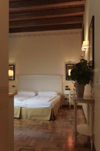 Double or Twin Room with Garden View room in Hotel Villa Policreti