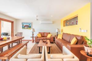 3BR Beachfront townhouse at Puerto Bahia