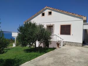 Wohnung in Rtina mit Garten, Terrasse und Grill