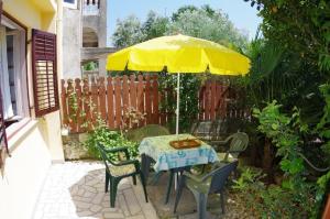 Wohnung in Pješčana Uvala mit Garten und Terrasse 