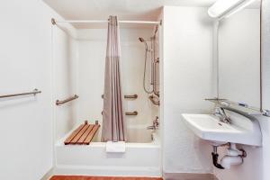 Deluxe Queen Room with Two Queen Beds room in Motel 6-Medford OR - North