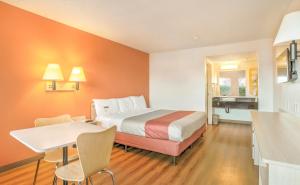 Deluxe King Room - Smoking room in Motel 6-Medford OR - North