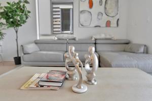 3 Lux large apartment heart of SM