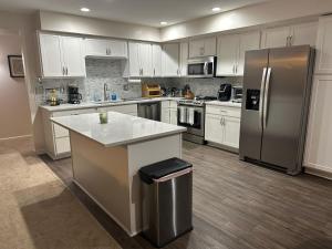 Whole House - HUGE, Modern & New Niagara Shoreline Home Rental