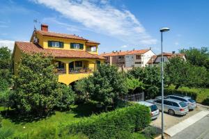 Strandnahe Wohnung mit überdachter Terrasse und Garten