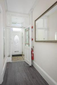 BARTON BEACHSIDE - Comfort OneBedroom Apartment, Double & Sofabed - Central Beach & Promenade Location - Over 21s, Family Friendly Only, ID Required, Stairs Access