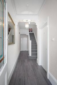 BARTON BEACHSIDE - Comfort OneBedroom Apartment, Double & Sofabed - Central Beach & Promenade Location - Over 21s, Family Friendly Only, ID Required, Stairs Access