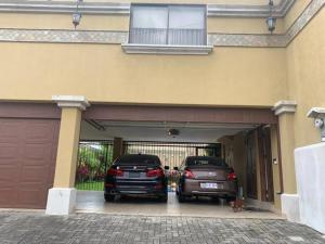 Luxury House near to Juan Sant. Airport, Alajuela.