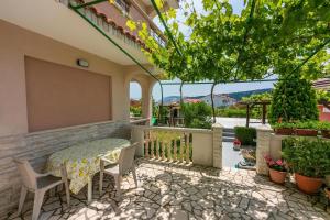 Apartments with a parking space Lopar, Rab - 18388 