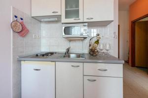 Apartments with parking spaces Lopar, Rab - 18388