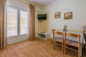 Apartments with parking space Lopar, Rab - 18388