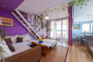 2 Schlafzimmer, Wohnzimmer mit Galerie, voll ausgestattete Küche, Badezimmer, Balkon