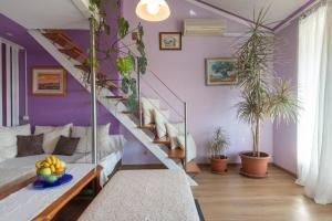 2 Schlafzimmer, Wohnzimmer mit Galerie, voll ausgestattete Küche, Badezimmer, Balkon