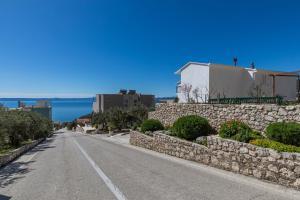 Apartments with a parking space Makarska - 21823