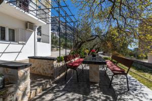 Apartments with a parking space Makarska - 21823