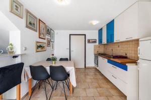 Ferienapartment mit zwei Meerblick-Balkonen, in der Nähe von einem Kies- und Sandstrand